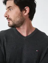 Sweater Tommy Hilfiger de cuello en V y manga larga, confeccionado en tejido de punto con puños y bajo acanalados. Presenta el logo de la marca bordado en el pecho.