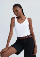 Musculosa básica de corte ajustado, con cuello redondo y diseño acanalado.