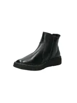 Botín tipo Chelsea de cuero negro con paneles elásticos laterales y suela de goma flexible con costura vista.