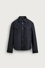 Sobrecamisa de hombre relaxed fit efecto piel en color negro, con cuello solapa, bolsillos de plastrón con solapa en el pecho, cierre frontal con botones a presión y manga larga con puño abotonado.