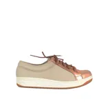 Zapatillas deportivas de cuero combinando azul, marrón y beige. Con cordones de algodón italianos y plantilla anatómica forrada en cuero.