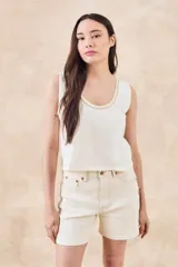 Musculosa blanca de algodón con escote redondo y detalle de lurex dorado en el borde.