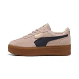 Championes Puma Palermo Elevated, color rosa con detalles en azul marino y suela marrón.