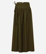 Pollera evasê midi color verde militar, confeccionada en crepé con cintura ancha con trabillas en los laterales y elástico detrás de la cintura. Incluye cinturón de cuerda para lazo con abalorios de puntas.