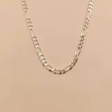 Cadena de eslabones tipo figaro fabricada en plata 925, con acabado pulido brillante.