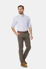 Pantalón de vestir azul marino, de corte recto, con bolsillos laterales y traseros. Se ajusta a la cintura con cinturón de cuero marrón.