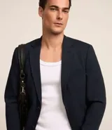 Blazer azul marino de tricolina con cuello clásico, modelo entallado y textura ligera.