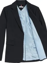 Americana de traje con botonadura sencilla, confeccionada en viscosa elástica. Presenta solapas con muescas, cierre de un botón, dos bolsillos con solapa en la cintura, puños con cuatro botones y abertura trasera. El diseño es totalmente forrado y de corte clásico.