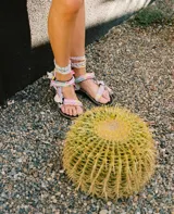 Sandalias planas Arizona Love modelo Trekky, hechas a mano con tiras de tela multicolor con estampado de bandana y suela de goma eva.