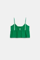 Top corto de lino color verde, con escote en pico, tirantes finos ajustables y detalle de ondas decorativas en color crema. Presenta un diseño con vuelo en la parte inferior y cierre en la espalda.