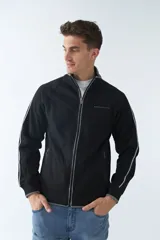 Campera de felpa gris oscuro para hombre, con fit regular, logo estampado, manga larga, cremallera entera, bolsillos con cierre y cuello elevado.