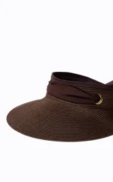 Visera marrón de rafia con detalles en tela y herrajes metálicos dorados.