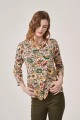 Camisa de manga 3/4 con estampado floral multicolor, cuello mao y corte holgado.