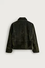 Cazadora regular fit confeccionada en terciopelo de algodón con estructura y ligeramente acolchada en su interior. Cuenta con cuello solapa, manga larga acabada en trabilla ajustable, bolsillos con solapa en la cadera y cierre frontal de botones.