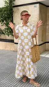 Bolso tipo tote de cuero trenzado color tostado con diseño geométrico.