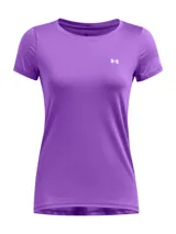 Remera deportiva Under Armour de manga corta, color violeta, confeccionada en tejido técnico con textura de malla transpirable. Presenta cuello redondo y el logo de la marca estampado en el pecho.