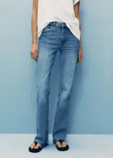 Jeans de tiro medio con diseño acampanado y bajo deshilachado. Presenta cierre de cremallera con botón, cinco bolsillos y trabillas para cinturón.