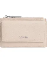 Tarjetero/billetera compacto Calvin Klein color beige claro, con textura grabada de monograma repetido. Presenta un diseño tipo sobre con solapa frontal y un compartimento superior con cierre metálico plateado.