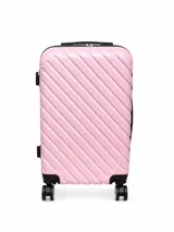 Valija rígida de 20 pulgadas color rosado, con diseño texturizado de líneas diagonales, cuatro ruedas dobles y detalles en negro.