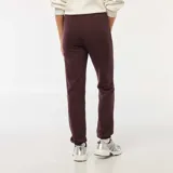 Pantalón de jogging color borgoña, de corte recto y cintura con cordón ajustable.