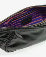 Cartera tipo medialuna de cuero brillante, con cierre de cremallera superior y correa extraíble con herrajes dorados.