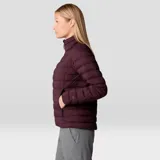 Campera de plumas color borgoña, con cierre frontal y capucha con ajuste trasero. Tiene dos bolsillos laterales con cierre y un bolsillo en el pecho con cierre. Se guarda en su propio bolsillo.