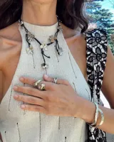 Anillo de diseño artesanal con estructura entrelazada de líneas irregulares y acabado orgánico. Pieza ajustable fabricada en metales nobles.