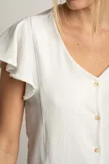 Blusa negra de manga corta con volados en los hombros, escote en V y cierre frontal con botones pequeños.