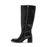 Bota de caña alta Korium modelo Tahira, color negro, con taco cuadrado y punta redondeada. Diseño clásico de cuero con costuras visibles en el lateral.