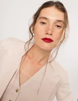 Blazer oversized color beige de corte recto, confeccionado en tela con lino.