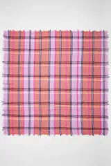Chal cuadrado con diseño de cuadros en jacquard color rosa, naranja, lila y negro, con terminación desflecada.