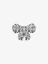 Accesorio para Crocs con forma de moño plateado brillante.