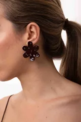 Aro de diseño floral en color bordó, con acabado brillante y detalles de mostacillas incrustadas en cada pétalo.