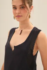 Musculosa negra con escote en V y detalles de encaje en los laterales.