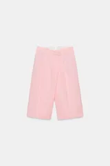 Bermuda de tiro alto de color rosado con pinzas delanteras y diseño cruzado en la cintura.