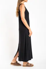 Vestido midi negro de viscosa y elastano, con breteles finos y corte al cuerpo.