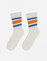 Medias blancas de algodón con rayas horizontales azules y naranjas.