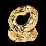 Anillo de bronce de gran volumen con diseño escultórico y forma orgánica, caracterizado por sus relieves y texturas irregulares.