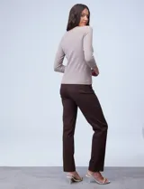 Buzo de tejido fino color beige, con cuello redondo, mangas tres cuartos y diseño raglán.