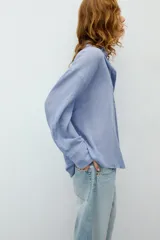 Jeans de tiro medio con cinco bolsillos, diseño boyfriend y detalles de rotos en el delantero. Cuenta con cierre frontal con cremallera y botón metálico.