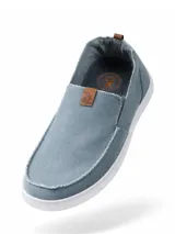 Alpargatas de lona color azul celeste con suela de goma blanca. Diseño de calce fácil con bordes deshilachados, etiqueta decorativa marrón en el empeine y tirador en el talón.