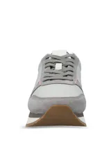 Zapatillas casuales con diseño contemporáneo, confeccionadas en una combinación de cuero gris y gamuza, con detalles en color rosado en el talón. Presentan suela de memory foam, cordones al tono y base dentada en color blanco y marrón.
