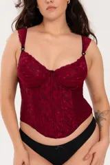 Corset largo de encaje color borgoña con ballenas, aro y breteles regulables. Espalda de tela reforzada con ganchos.