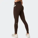 Calza deportiva Fabletics modelo PureLuxe Oasis, de color negro, corte ajustado y tiro alto con bolsillos laterales.