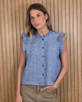 Musculosa a rayas verdes y blancas, con cuello alto fruncido, cierre frontal con botones y volados en los hombros.