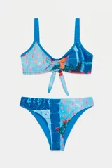Conjunto de bikini estampado en tonos celestes y azules con detalles florales, compuesto por un top de tirantes con nudo frontal y una bombacha semivedetina.