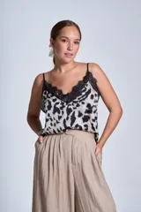Musculosa con estampado animal print y detalles de encaje negro en el escote en V y tirantes finos.