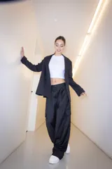 Pantalón sastrero negro de corte holgado con bolsillos cargo.