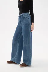 Pantalon de jean azul de corte ancho y tiro alto, con bolsillos laterales y traseros.