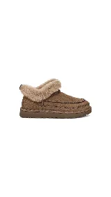 Pantuflas UGG color marrón con interior de piel sintética color beige.